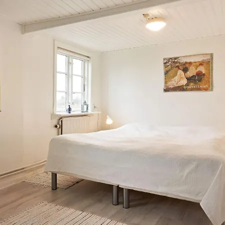 6 Person In Aakirkeby